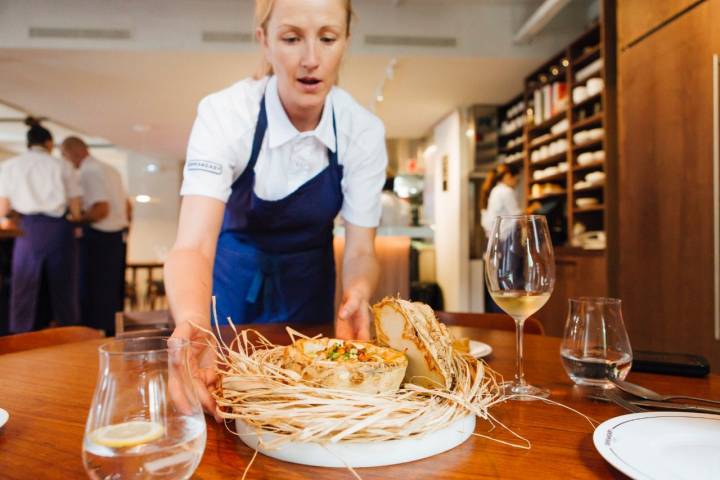 Restaurante 'Dspeakeasy': Patricia sirviendo el apionabo con setas y huevo