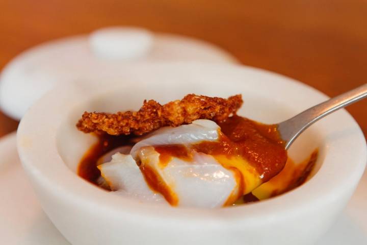 Restaurante 'Dspeakeasy': pisto vizcaíno con bacalao y tosta de puntilla de huevo frito