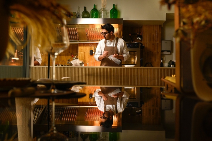 El chef Marcos S. Area en la cocina de É.