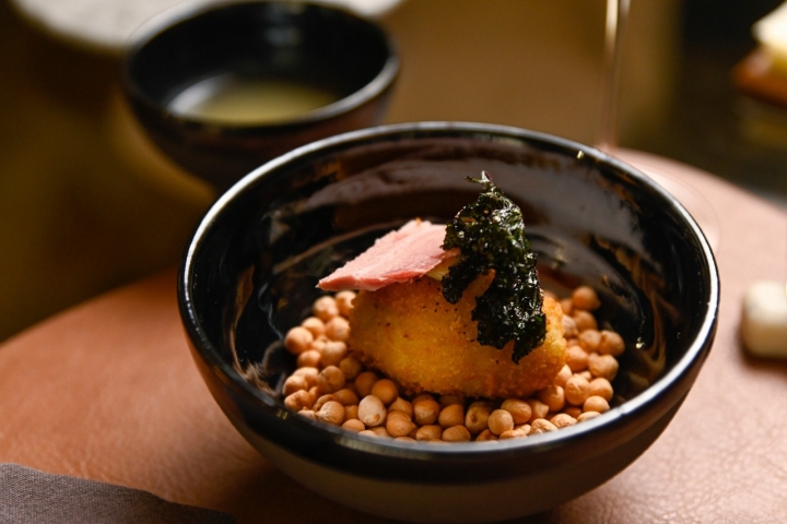 Croqueta de cocido, con caldo de cocido y lacón.