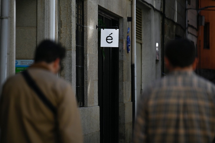 É, es, en gallego, el infinitivo del verbo ser. 