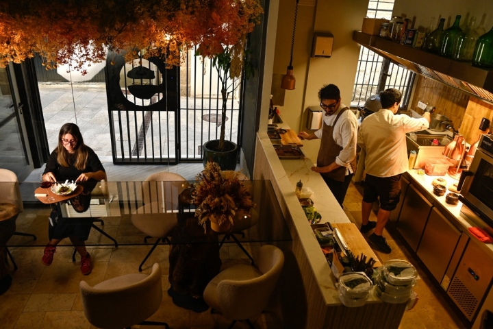 Vista de la sala con la cocina abierta.