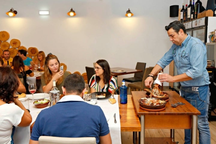 El asado de lechazo en horno de leña es una de la especialidades de la casa.