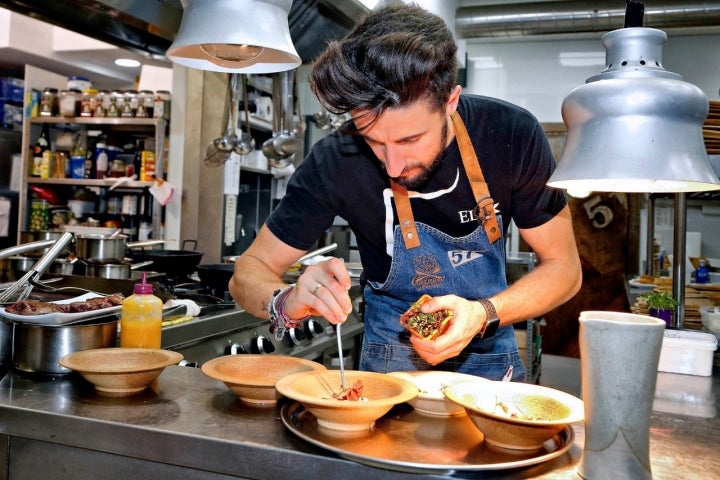 David terminando de emplatar en cocina.