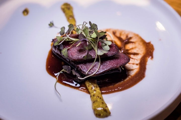 Lengua de cerdo en dos texturas, una glaseada con salsa hoisin y mostaza y otra curada al vino tinto.