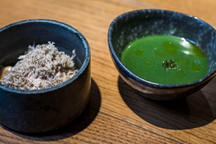 Crema de ortiga de huerta con paté de ave y trufa.