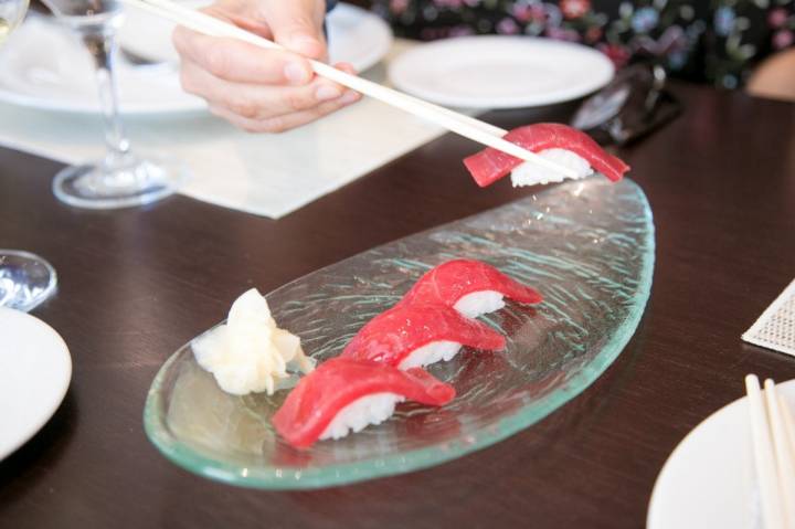 Un plato de nigiri de lomo de atún.