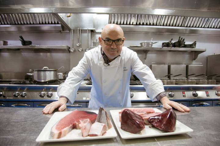 Pepe Melero muestra en su cocina diferentes partes del atún.
