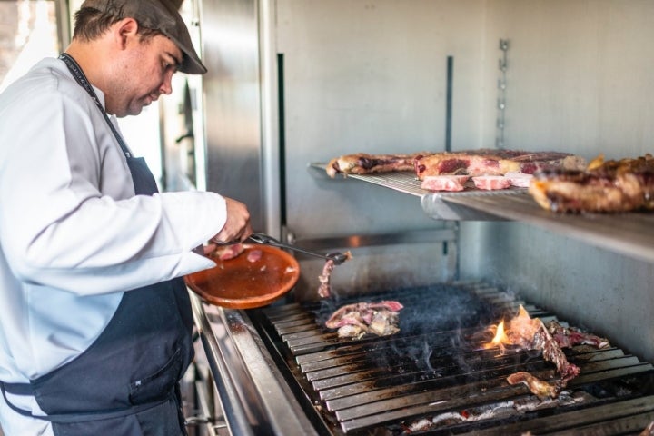 Uno de los cocineros de El Capricho frente a la parrilla