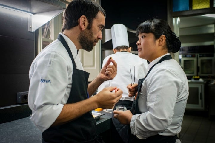 Celler Can Roca Hernán Luchetti, jefe de cocina, y Yunju Choi, de I+D, analizan el resultado de una prueba.