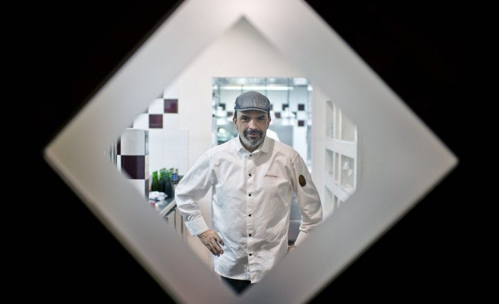 Jesús Sánchez tras la puerta que da acceso a su cocina