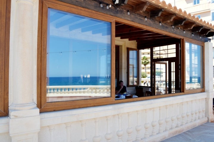 La terraza cubierta. En su reflejo, la terraza al aire libre y las vistas. Foto: A.M.