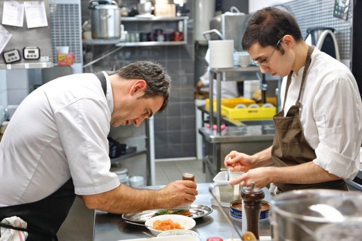 Unai, en la cocina de su restaurante.