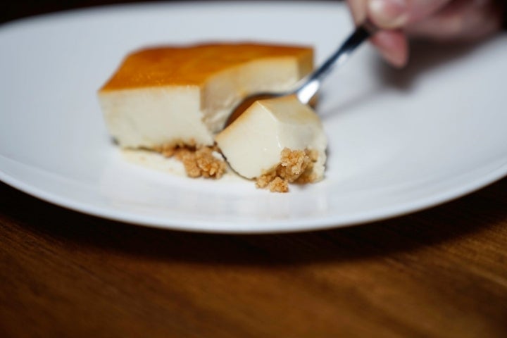 La tarta de queso azul sorprende por su cremosidad.