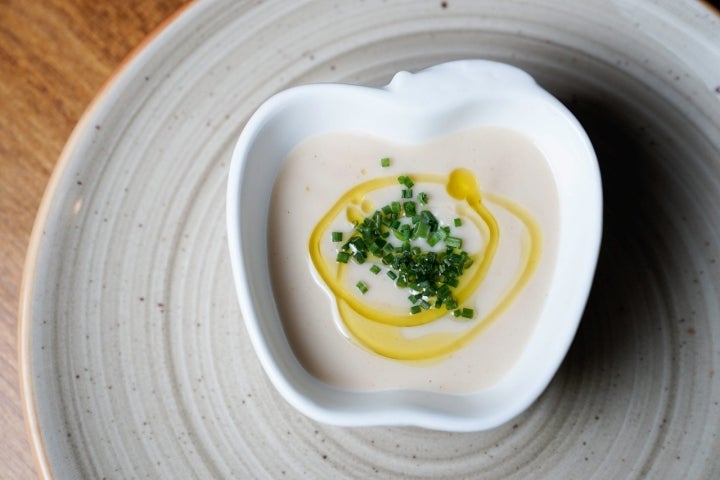 Crema de coliflor con cebollino.