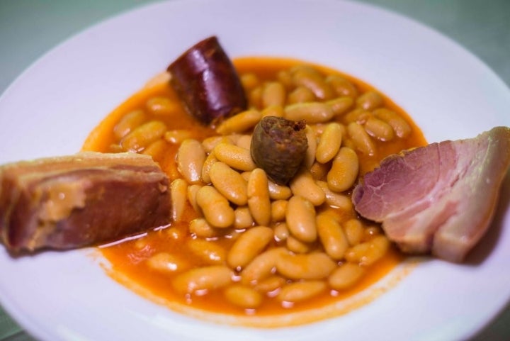 ¿Quién no peregrina hasta aquí en busca de este plato de fabada?