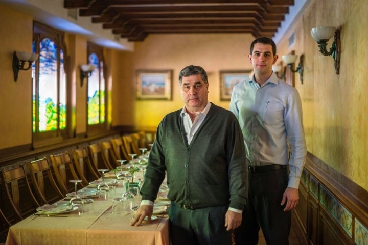 Padre e hijo en el salón del restaurante.