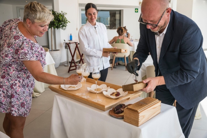 Una comensal fotografía un plato en el restaurante El Pellizco by Rigoberto Almeida (Fuerteventura).