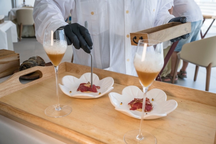 Preparación del plato con cabrabushi del restaurante El Pellizco by Rigoberto Almeida (Fuerteventura).