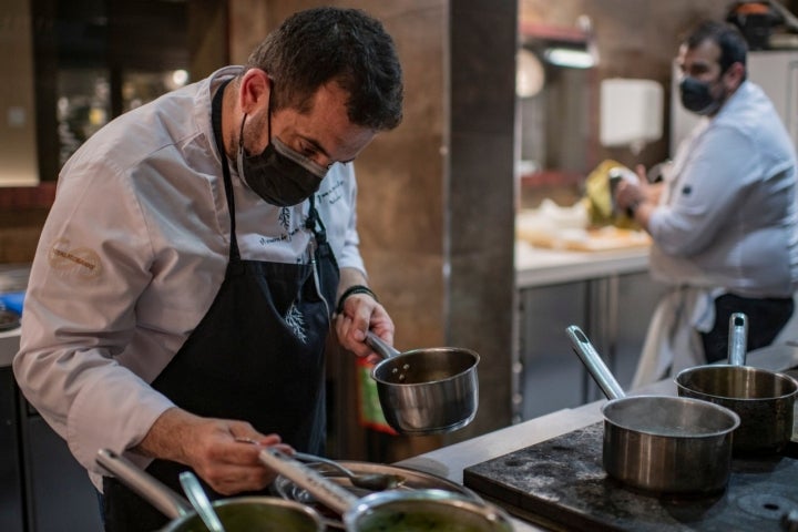 Juan Carlos cocinando