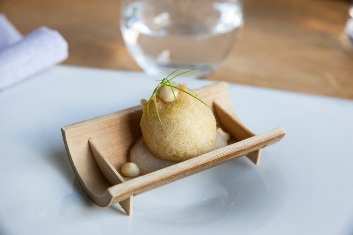 Restaurante Eme Be Garrote Grill: Buñuelo de bacalao con mayonesa de manzanilla y gel de cítricos. Foto: Garikoitz Díaz