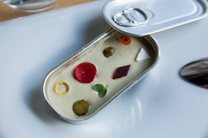 Restaurante Eme Be Garrote Grill: En una lata de conserva: crema de sardinas con verduras y queso fresco. Foto: Garikoitz Díaz.