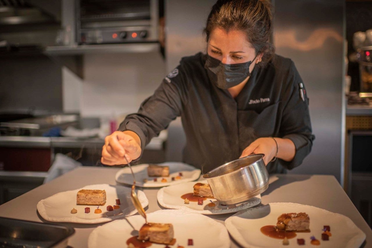 Manjar ibérico en manos femeninas