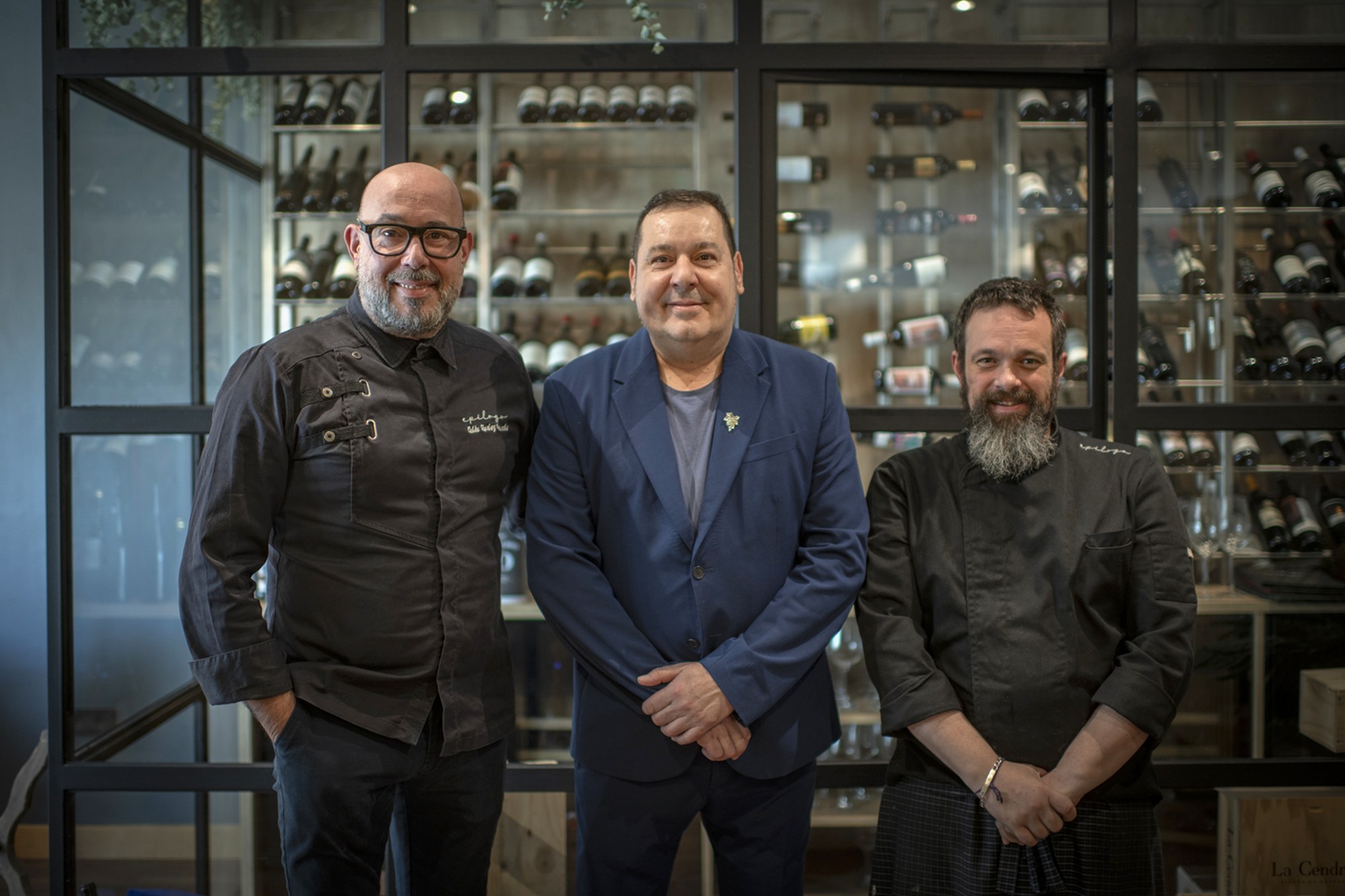 CON SU HERMANO EL SUMILLER RAMÓN SÁNCHEZ-CAMACHO Y EL JEFE DE COCINA.