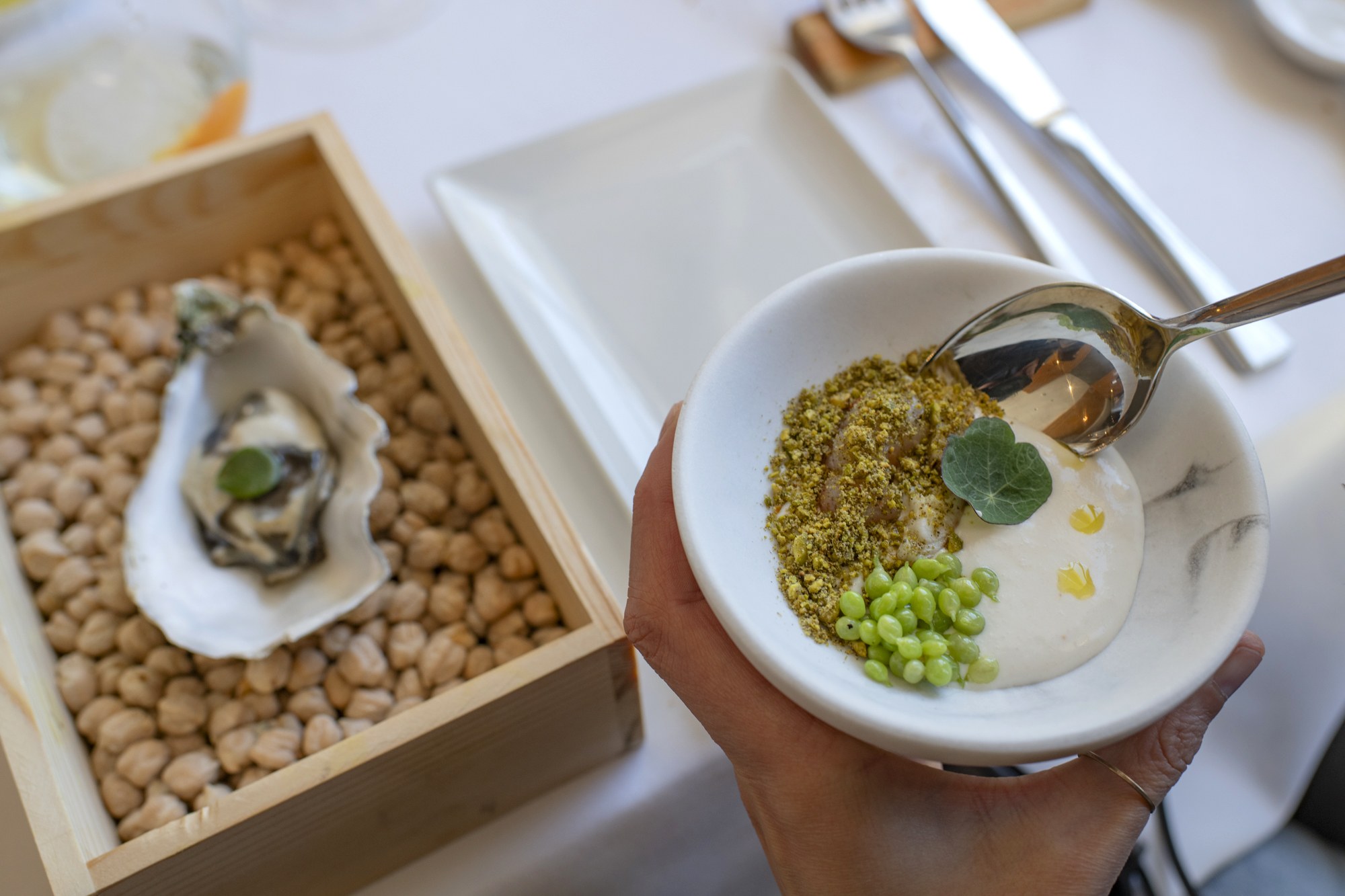 Ostra.Ajo blanco, gamba roja y anguila.