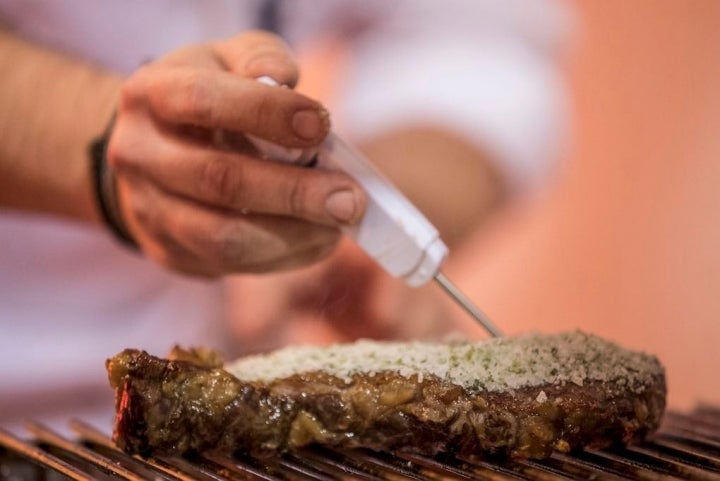 La temperatura de la carne se mide para servirla en su punto.