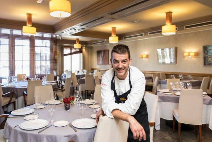 Héctor López en el comedor del restaurante España