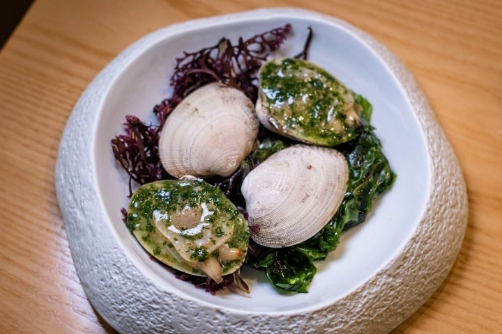 Los amantes del pescado y marisco más fresco, como estas almejas de carril en salsa verde, tienen su meca en 'Estimar' de Madrid.