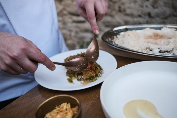 Preparando el atún pibil.