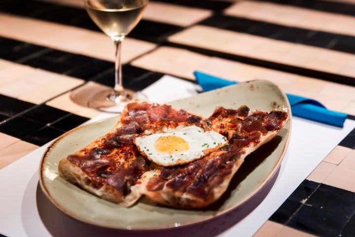 Coca de aceite con jamón y huevo en 'Farçit'.