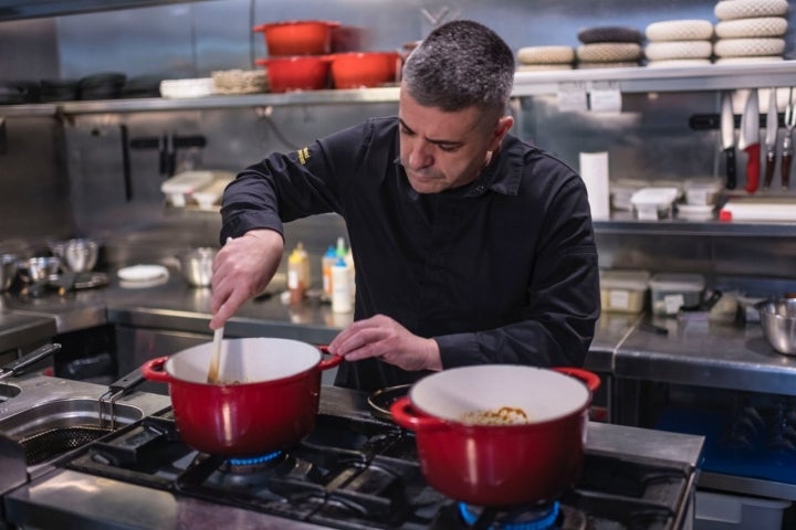 David Joaquín en la cocina del restaurante Farigola&Menta (Valencia):