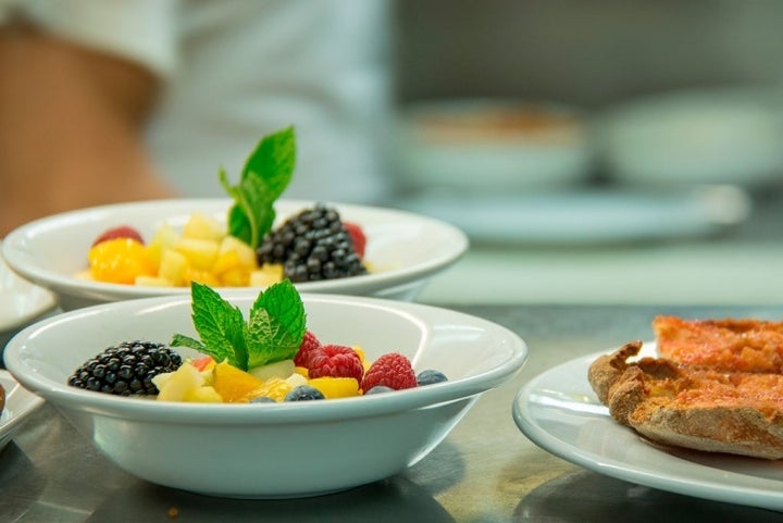 Una deliciosa combinación de frutas del bosque como apetecible postre.