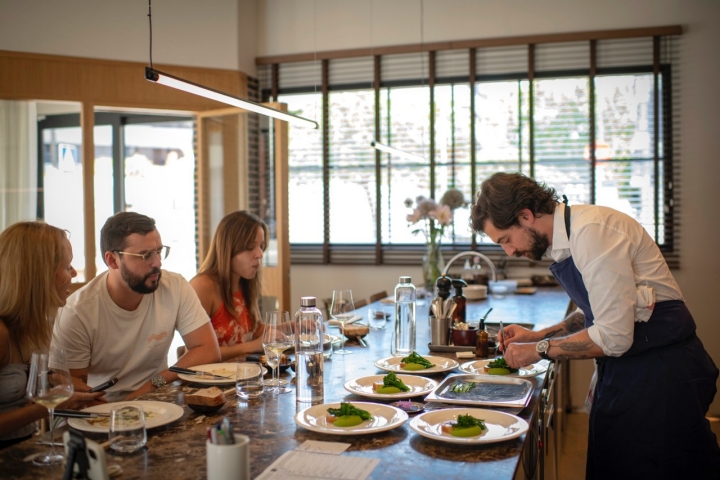 En la barra disfrutas en primera línea de la cocina de Flor.