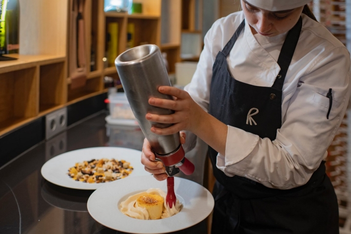 Montaje de los postres del restaurante Fontané de los hermanos Roca.