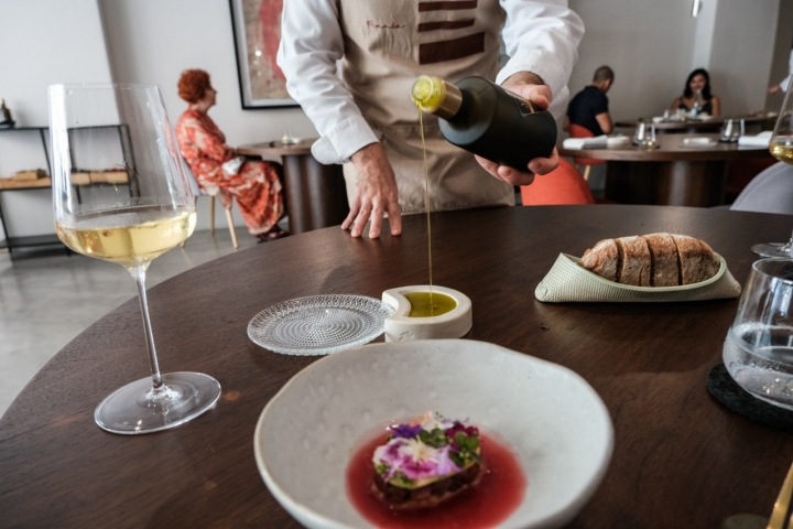 Cóctel de atún rojo, aceite y pan sobre la mesa de Fraula.