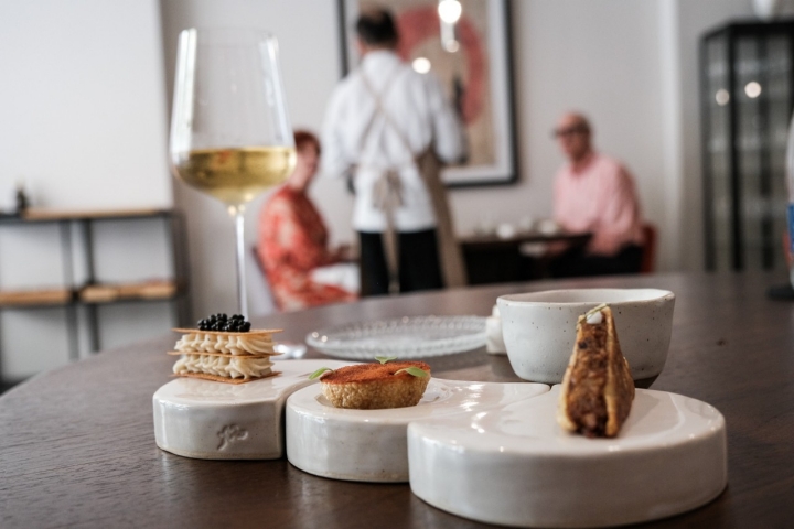 Aperitivos: Paratha de ternera, Panipuri de titaina, Milhojas de brandada y Gazpacho de cerezas.