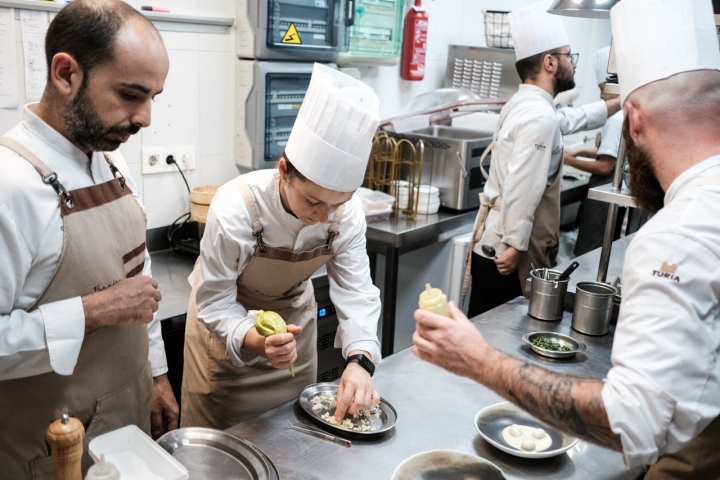 Daniel observa como su equipo de cocina termina de emplatar.
