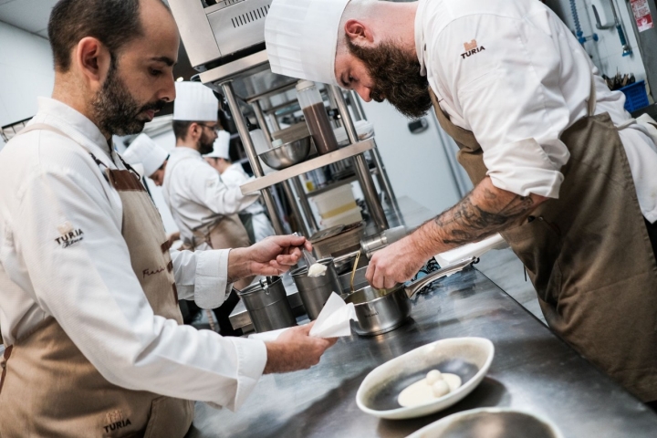 Daniel emplatando los ñoquis en la cocina junto a su equipo.