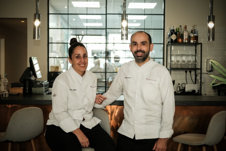Roseta Félix y Daniel Malavia posan en su restaurante.