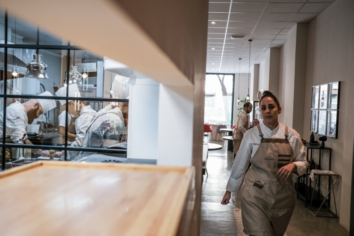 Roseta camina hacia la ventana que comunica la cocina con la sala.
