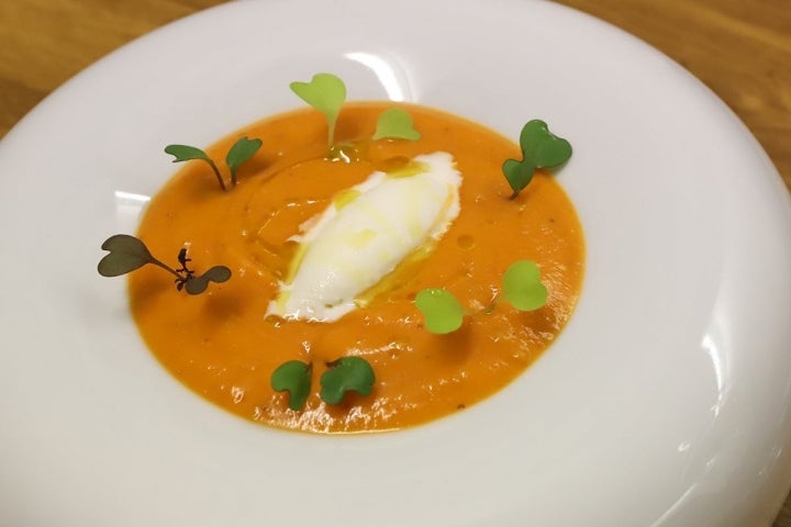 Salmorejo de avellanas tostadas con brotes de coliflor y mostaza; se emplata con helado de queso de cabra