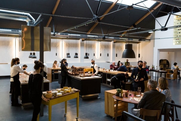 Cocina integrada en el comedor para que todo el mundo se sienta parte del servicio de 'Gente Rara'.