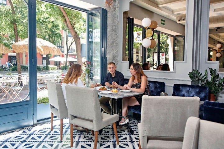 El restaurante cuenta con una gran cantidad de luz natural gracias a sus ventanales.