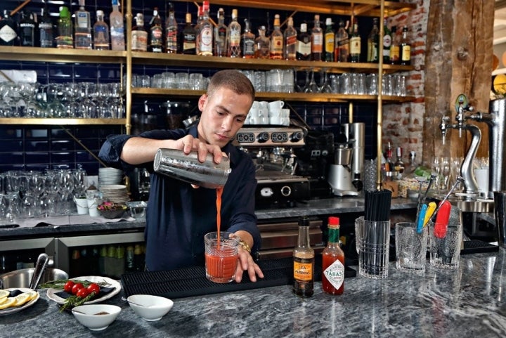 Kevin, todo un experto en Bloody Marys.