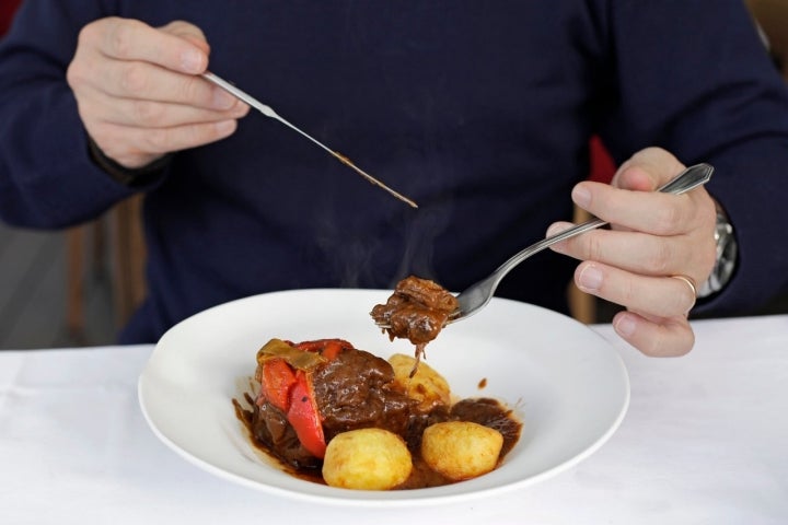 Rabo de toro al 'txakoli' tinto, puras raíces vascas.