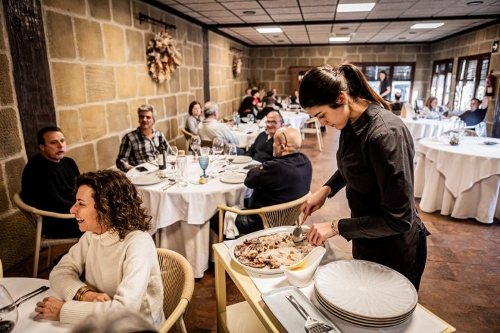 Nahia prepara el pescado en mesa.